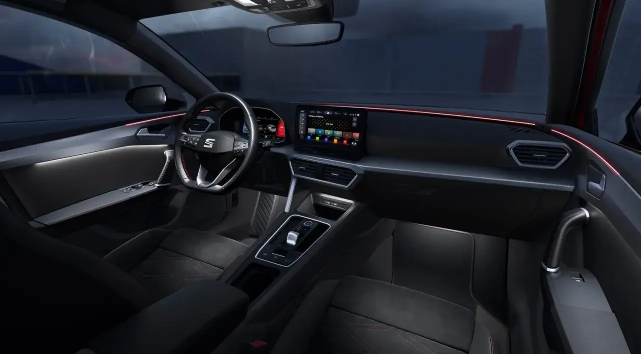 Int&eacute;rieur de voiture moderne, ambiance r&eacute;tro, &eacute;clairage d'ambiance rouge et blanc, position nuit.