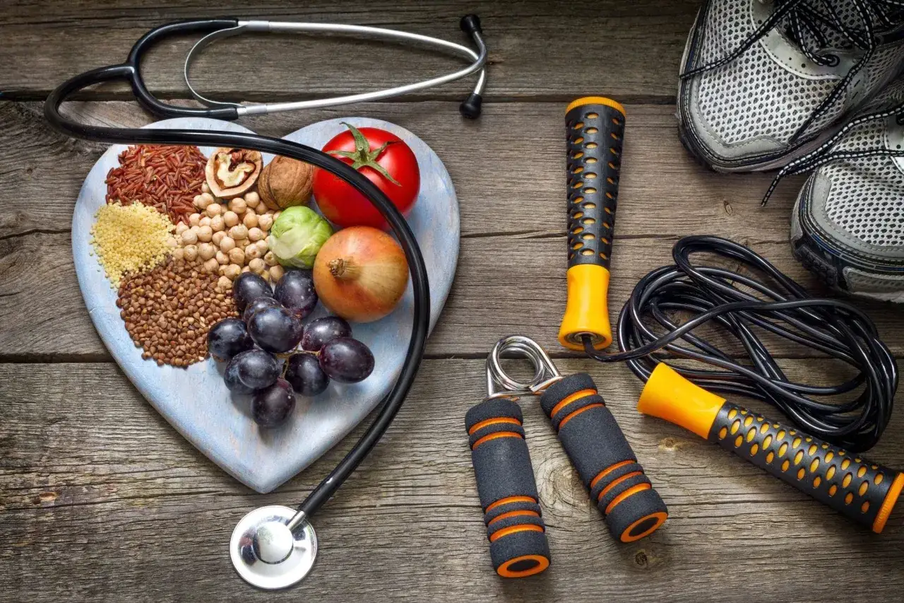 Dieta sana e allenamento: ingredienti per come perdere peso velocemente. Stetoscopio, frutta, legumi, cereali, scarpe da corsa, corda per saltare.