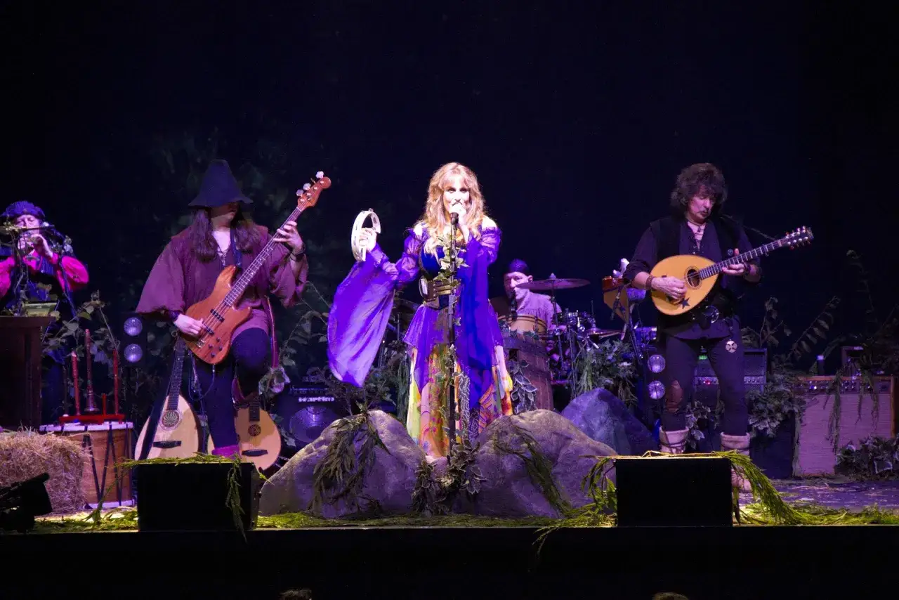 Ritchie Blackmore heute mit seiner Band Blackmore's Night auf der B&uuml;hne, die S&auml;ngerin Candice Night im bunten Kleid.