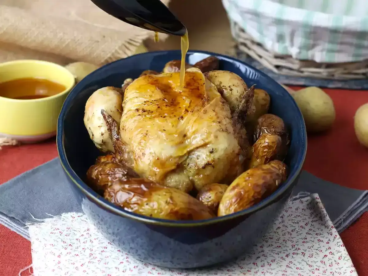 Pyszny, złocisty kurczak z ziemniaczkami, polany sosem. Idealny obiad, który łatwo przygotować w airfryer.