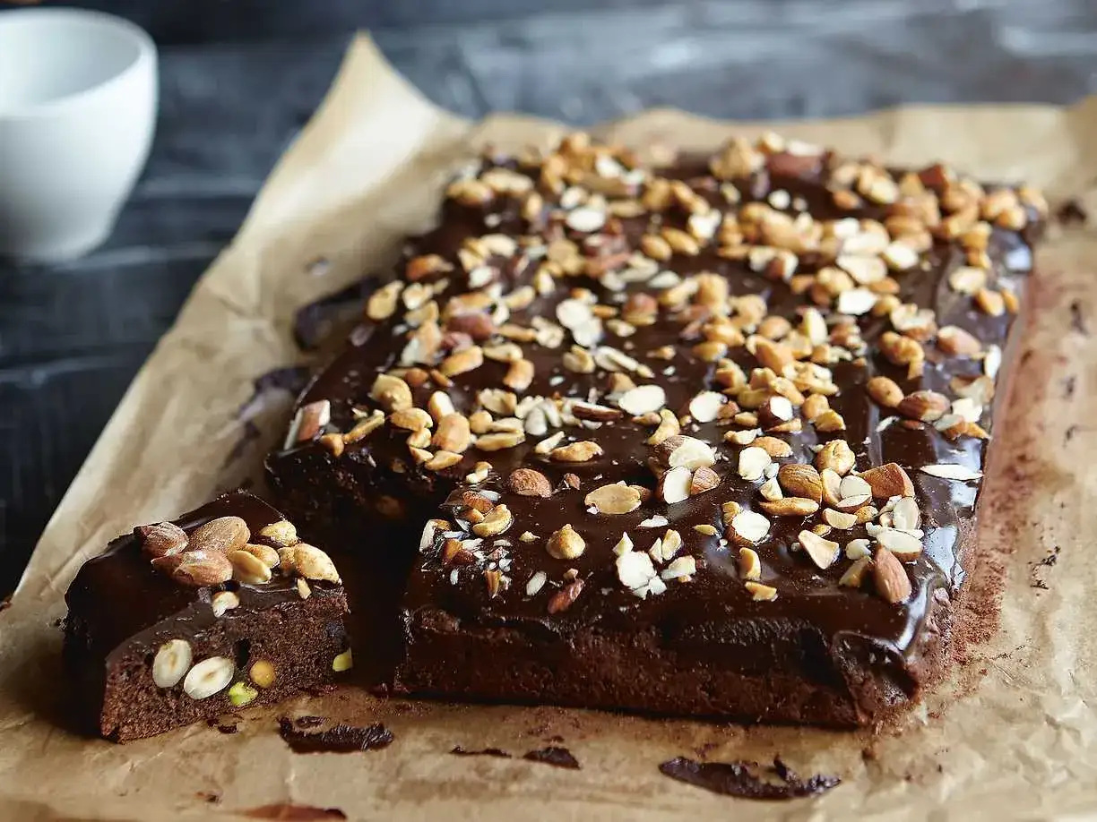 Chokladiga brownies med n&ouml;tter, perfekt f&ouml;r ett enkelt brownie recept.