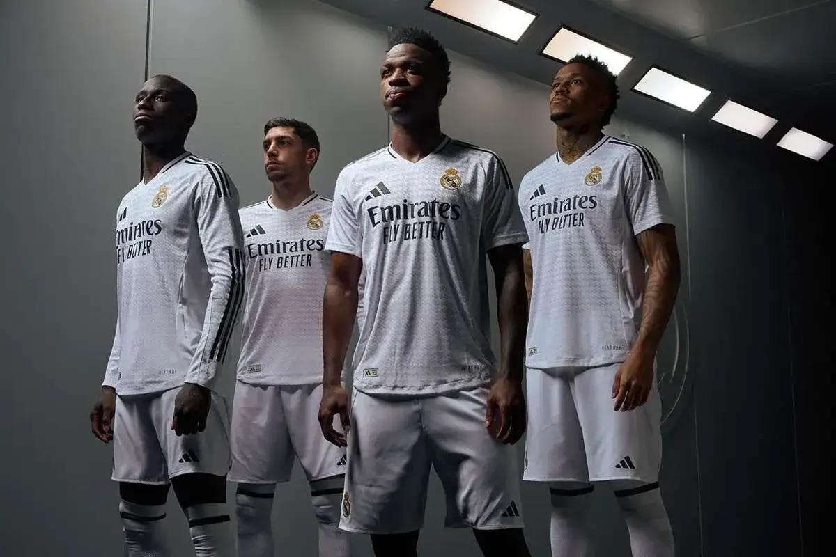 Piłkarze Realu Madryt w nowych strojach, z dumą prezentują logo Emirates, głównego sponsor realu madryt.
