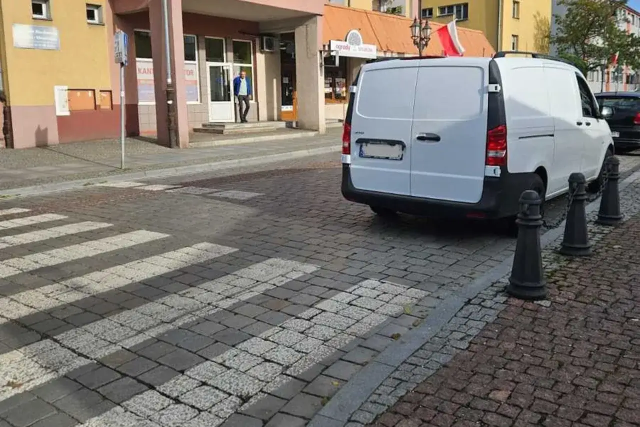 Biały bus zaparkowany tuż przy przejściu dla pieszych. Czy to zgodne z przepisami, ile metr&oacute;w od przejścia dla pieszych można parkować?