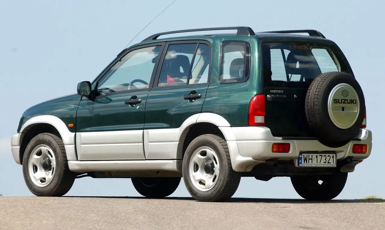 Zielony Suzuki Vitara, jeden z wielu samochodów terenowych, gotowy na przygodę.