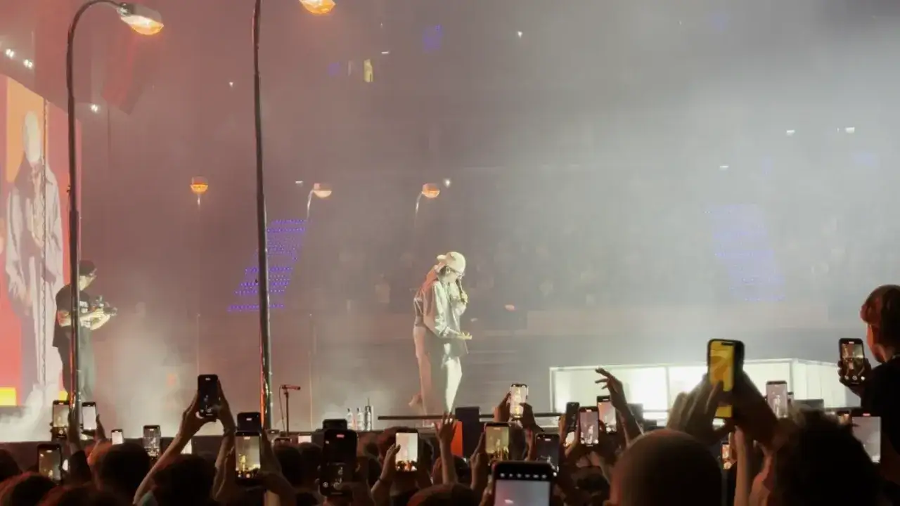 Sobel koncert. Artysta na scenie, tłum nagrywa telefonami.