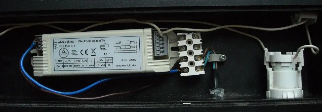 Schemat podłączenia świetl&oacute;wki 2x18w. Widoczny statecznik elektroniczny ANS-lighting EF-E PLUS 218 z okablowaniem i oprawką.