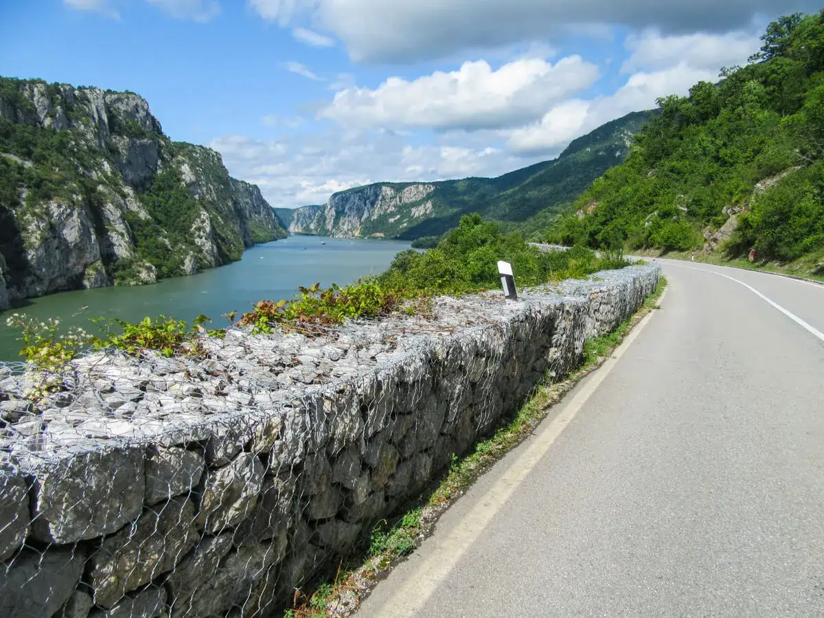 Carretera esc&eacute;nica junto a un r&iacute;o en un desfiladero, parte de la ruta EuroVelo 6.