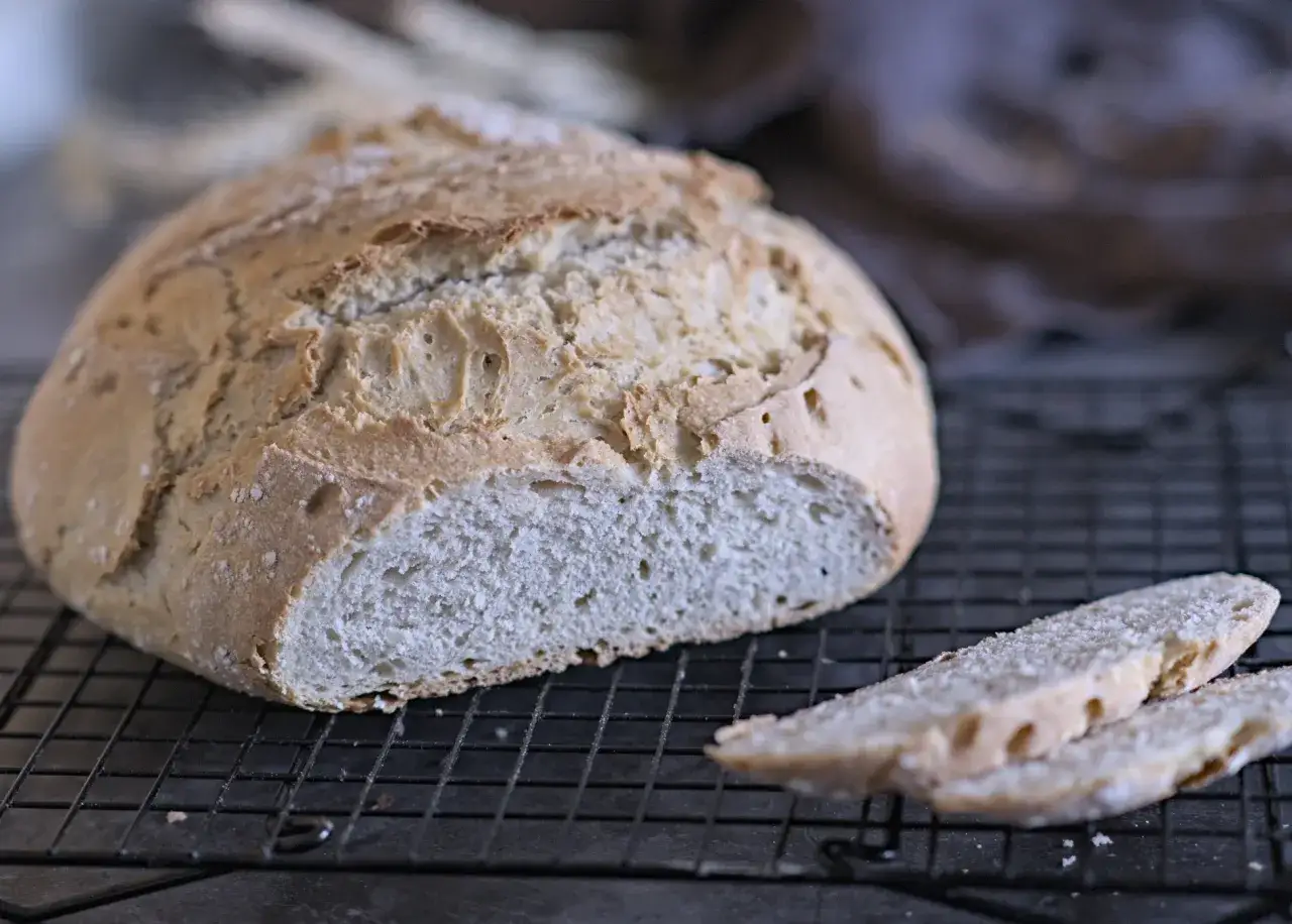 Frisch gebackenes Krustenbrot mit knuspriger Kruste und weicher Krume, perfekt f&uuml;r jedes Krustenbrot Rezept.
