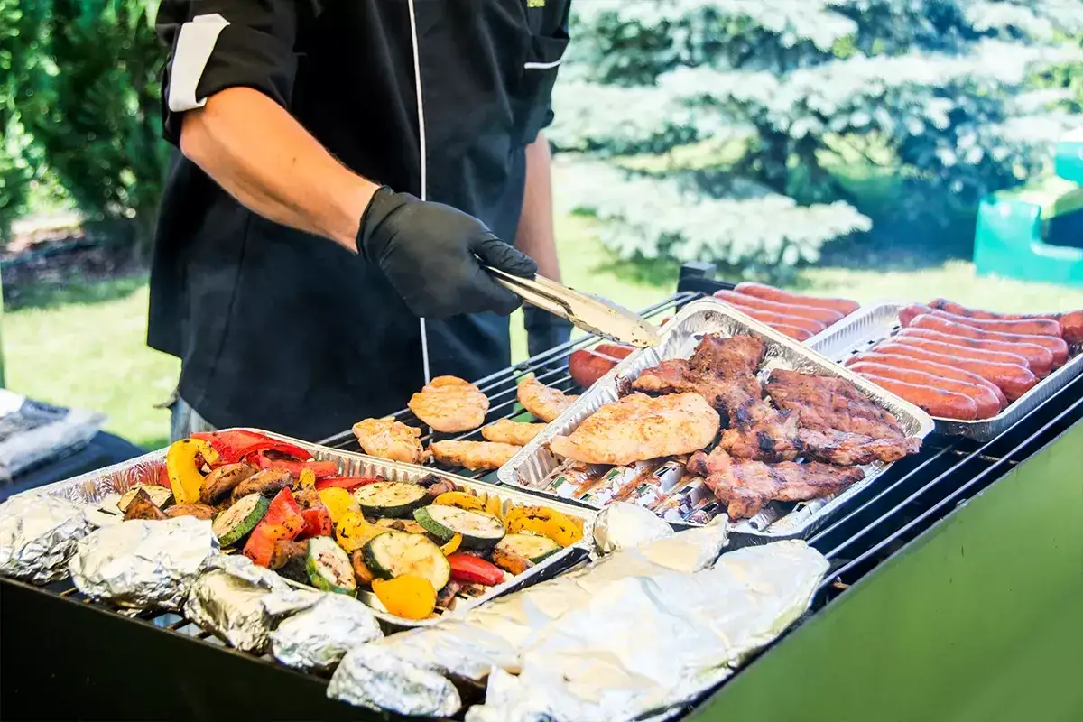 Grill mistrza kuchni: kiełbaski, mięsa i warzywa. Sprawdź nasz catering grill cennik na imprezę plenerową.