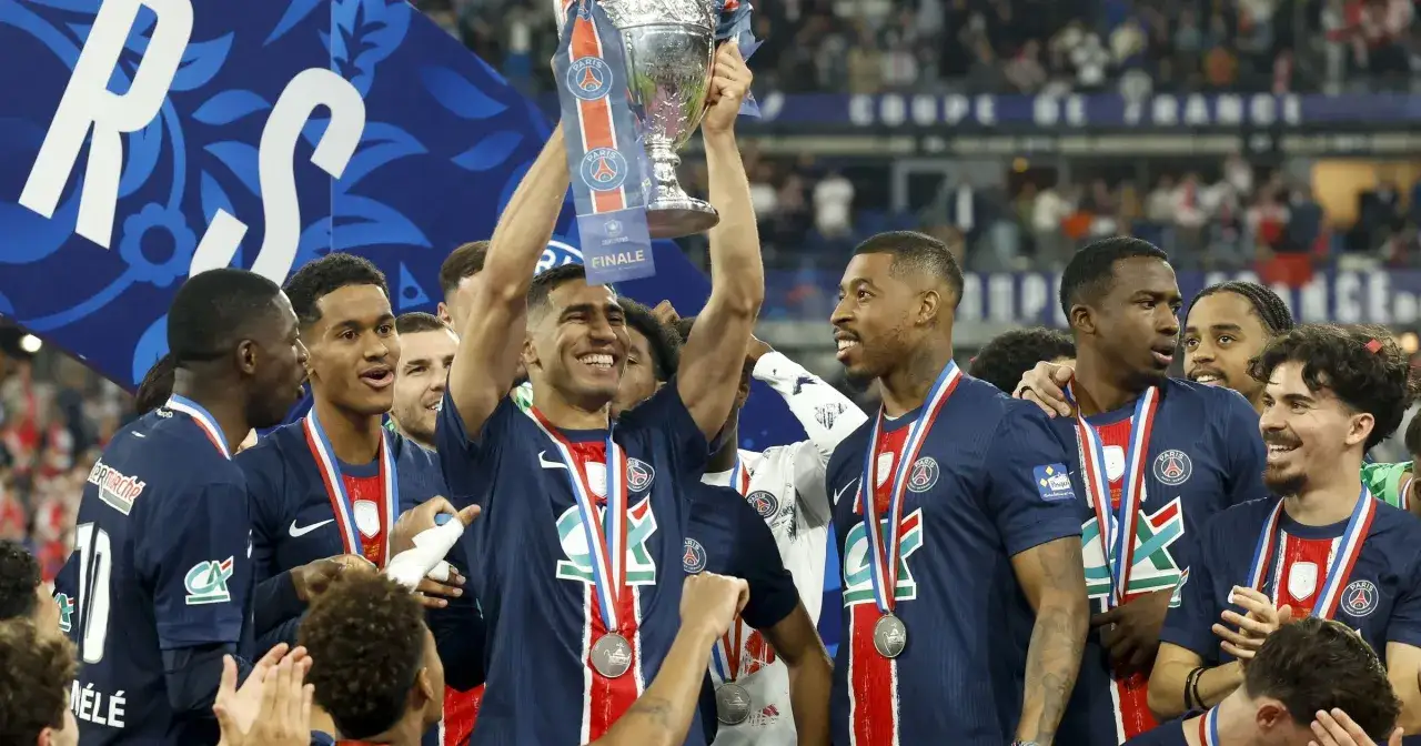 Piłkarze PSG świętują zdobycie **Pucharu Francji**, unosząc trofeum.