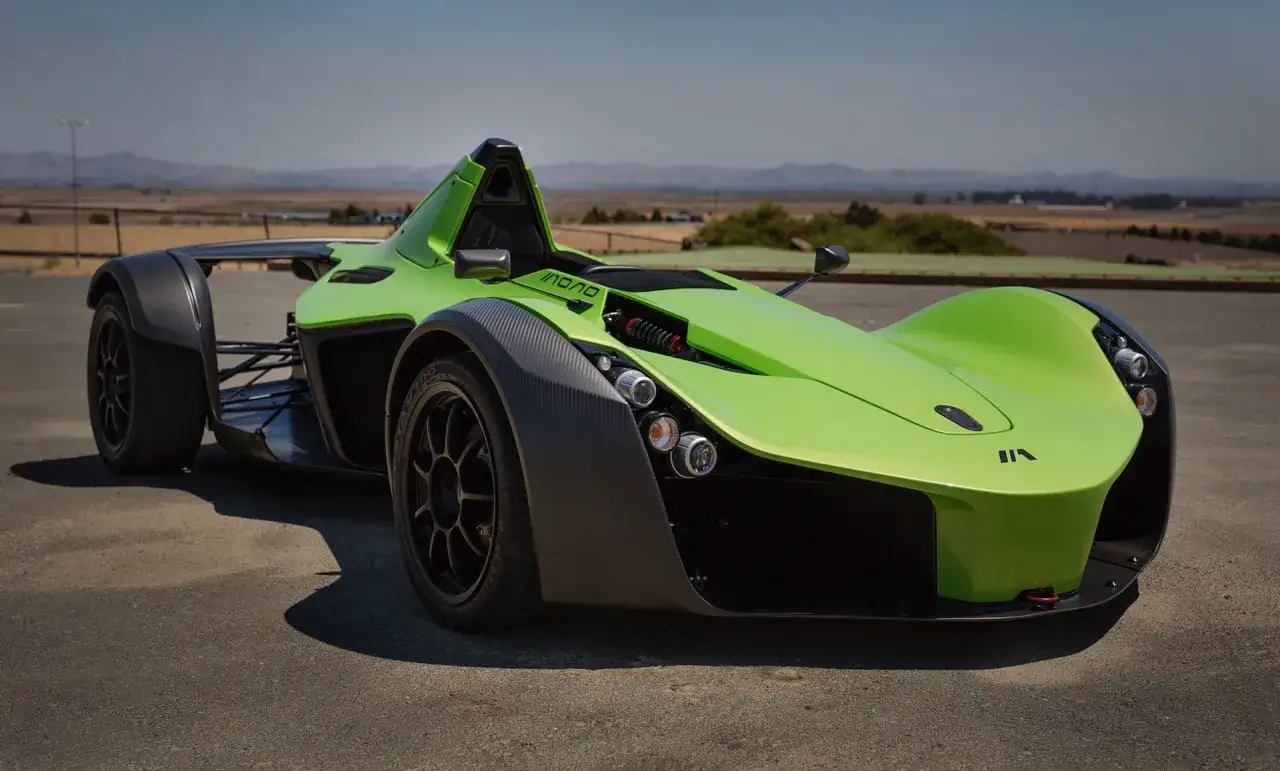 Jaskrawozielony, minimalistyczny bolid BAC Mono na torze wyścigowym.
