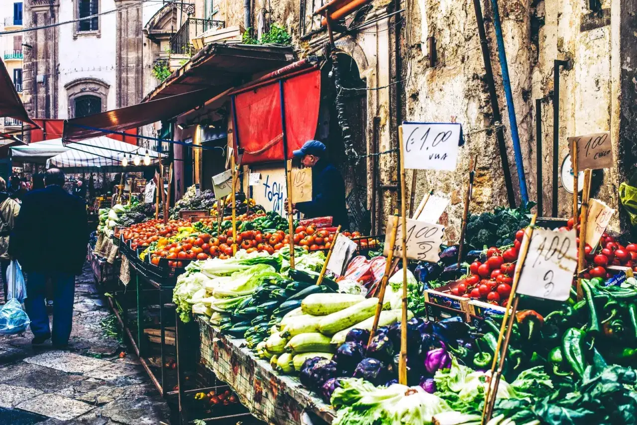 Mercato di Ballarò, Palermo: un tripudio di colori e sapori. Ecco cosa visitare per un'esperienza autentica.