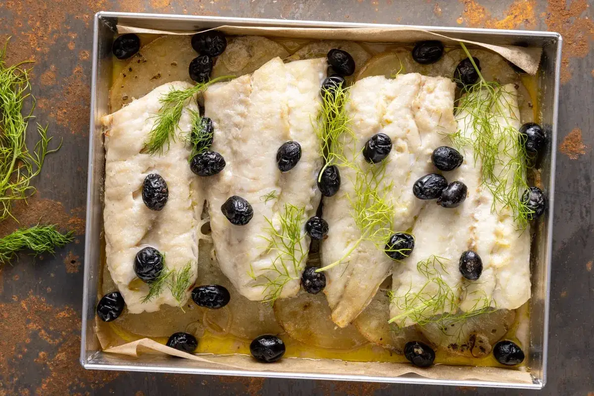 Filetti di merluzzo surgelati cotti al forno con patate, olive nere e finocchietto. Un'idea per ricette semplici e gustose.