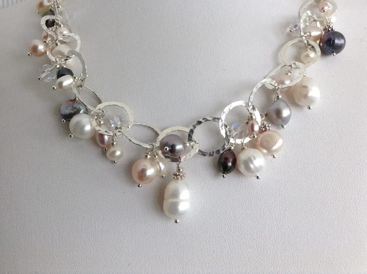 Collana con perle barocche e cristalli, un gioiello perfetto da regalare perle, con maglie argentate martellate e pendenti luminosi.