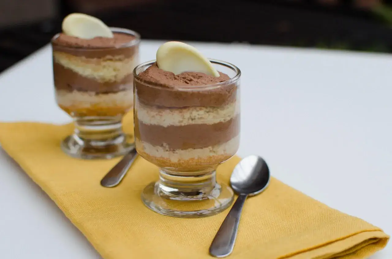 mousse de café en vasitos con cacao y virutas de chocolate