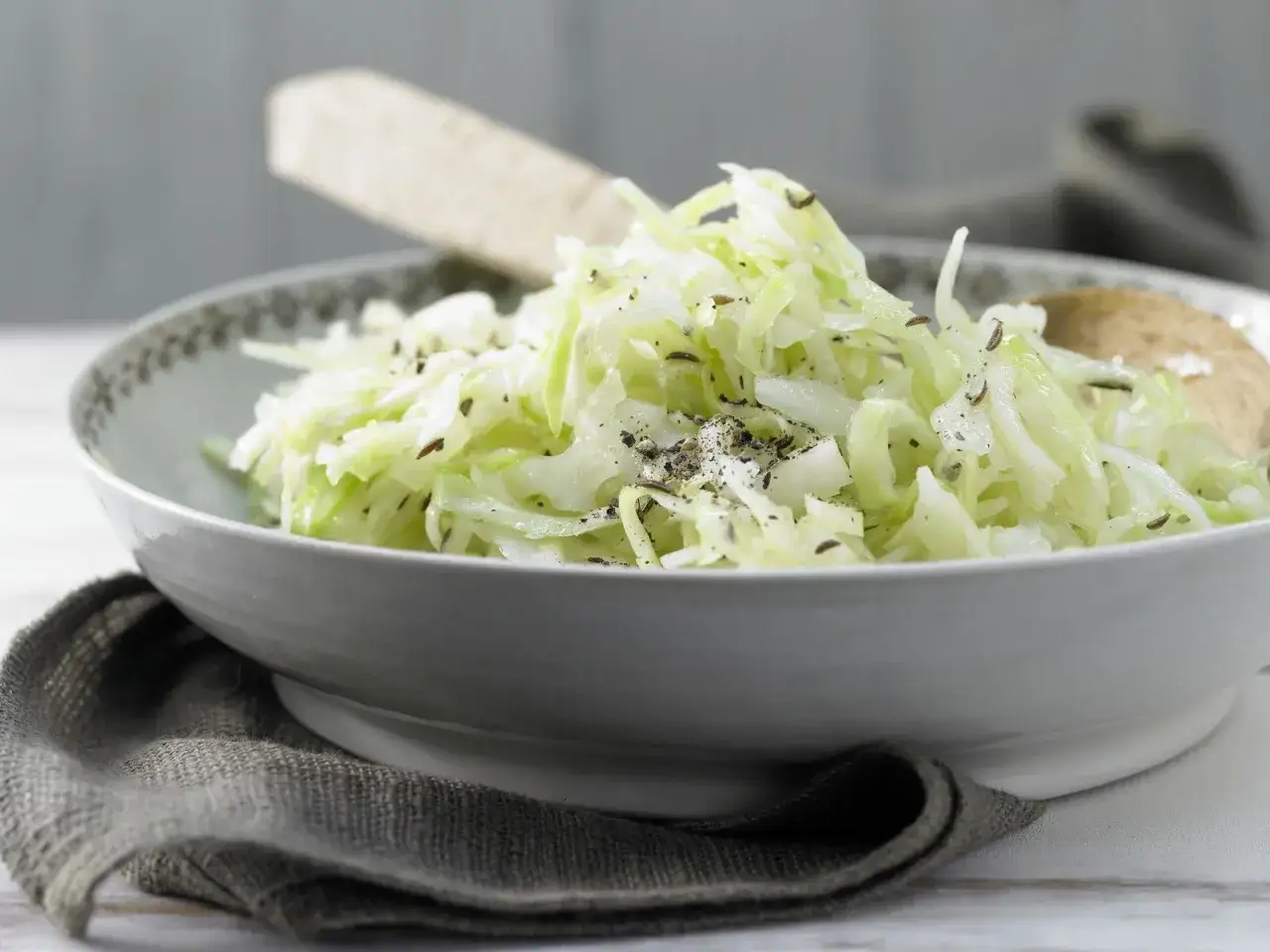 Frischer Krautsalat mit Kümmel und Pfeffer, bereit zum Servieren. Ein einfaches Krautsalat Rezept für jede Gelegenheit.
