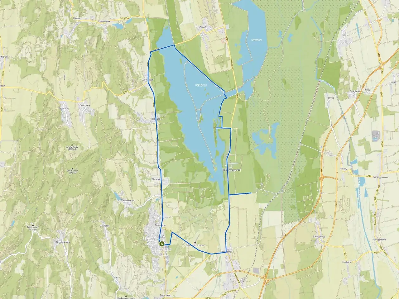 Mapa przedstawia obszar wokół Hidvégi-tó, który zasila Balaton. Widoczne są drogi, miejscowości i tereny zielone.