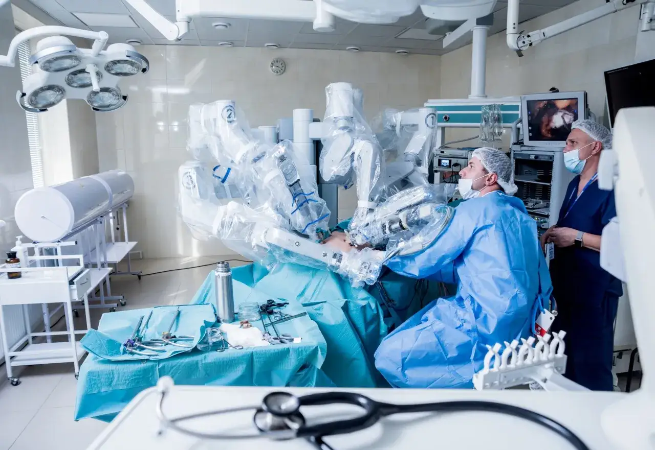 Chirurg nadzoruje robot da Vinci, monitorując przebieg operacji. Choć technologia minimalizuje ryzyko, zawsze istnieje potencjał powikłań.