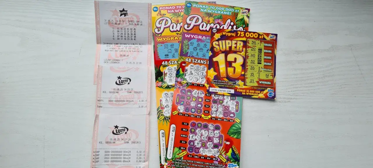 Na stole leżą zdrapki Lotto, w tym 
