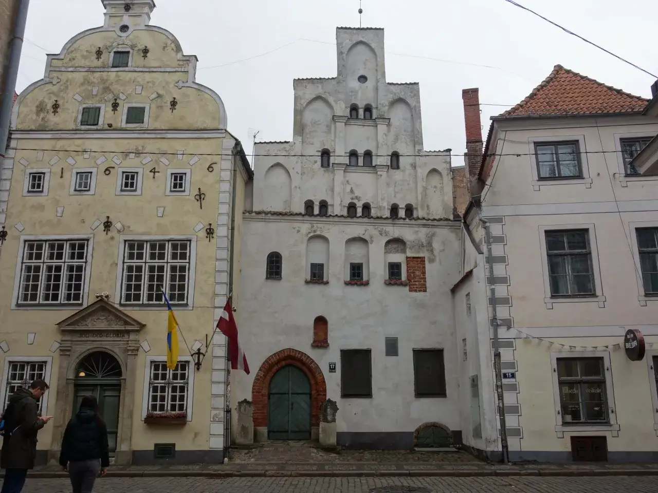 Kamienice w Rydze, w tym Dom Czarnogłowych, to coś, co warto zobaczyć.
