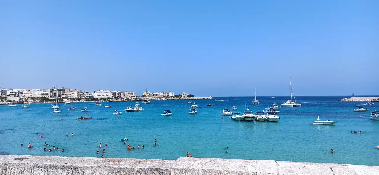 Mare cristallino e tante barche a Otranto cosa vedere: un vero paradiso per chi ama il sole e il mare.