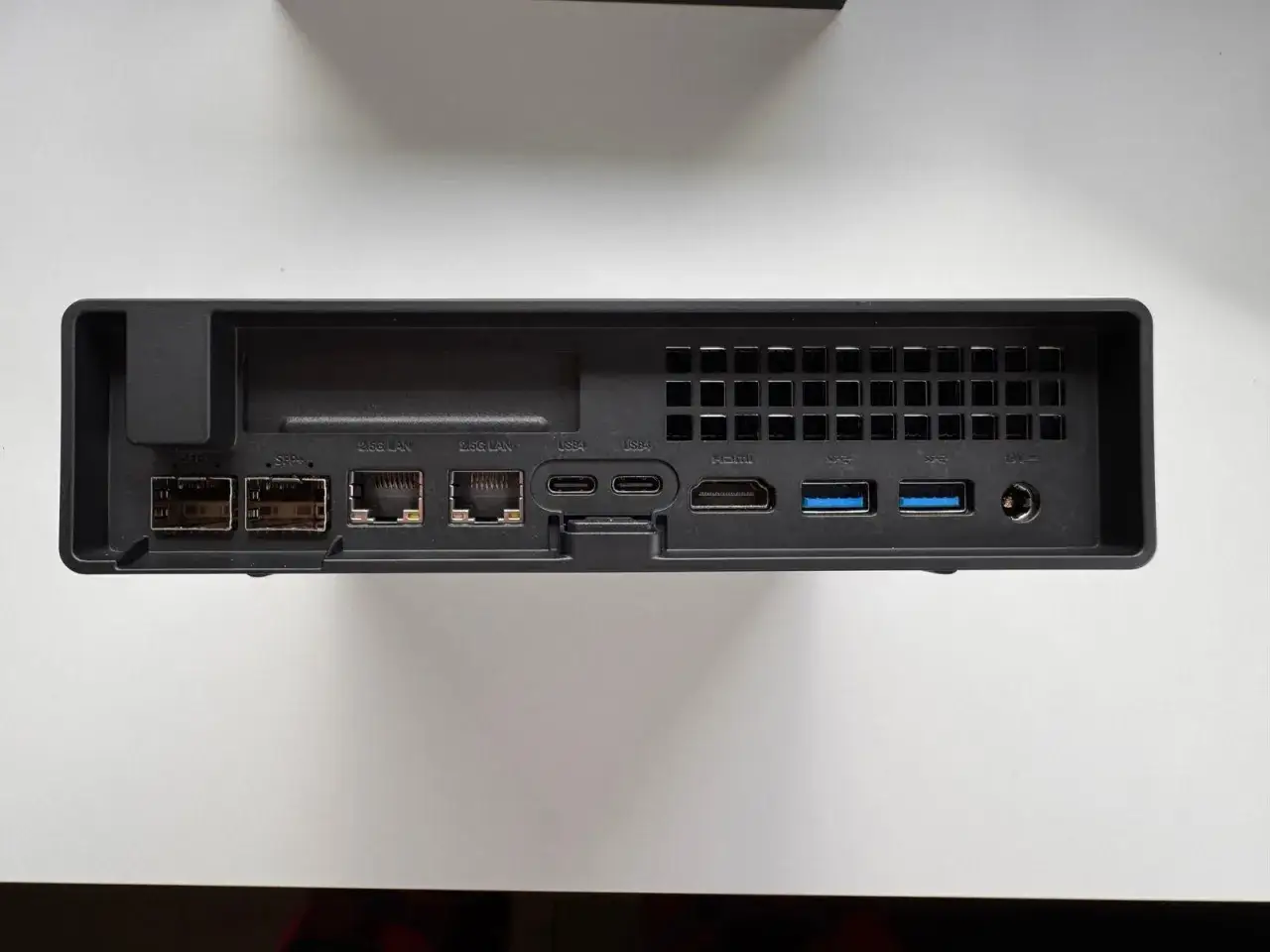 Parte trasera de un Intel NUC con puertos Ethernet 2.5G, USB-C, HDMI, USB-A y alimentaci&oacute;n.