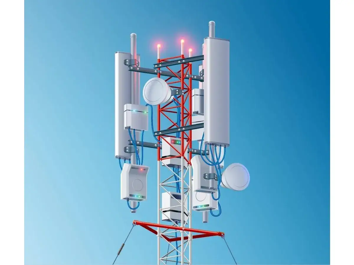 Wieża telekomunikacyjna z antenami, zapewniająca szybką sieć 4G.