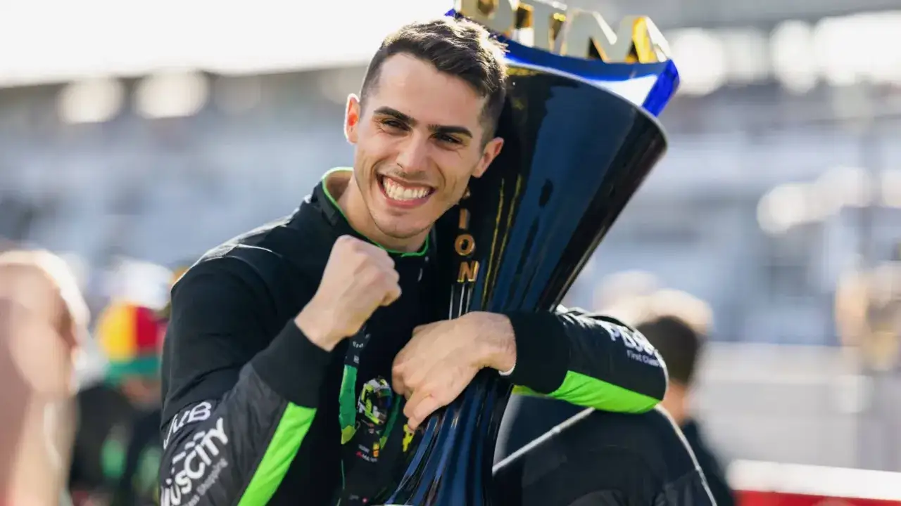 Thomas Preining feiert seinen Sieg mit der Trophäe.