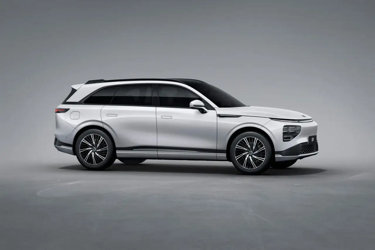 Nowoczesne chińskie samochody elektryczne, takie jak ten biały SUV, wyznaczają nowe trendy w motoryzacji.