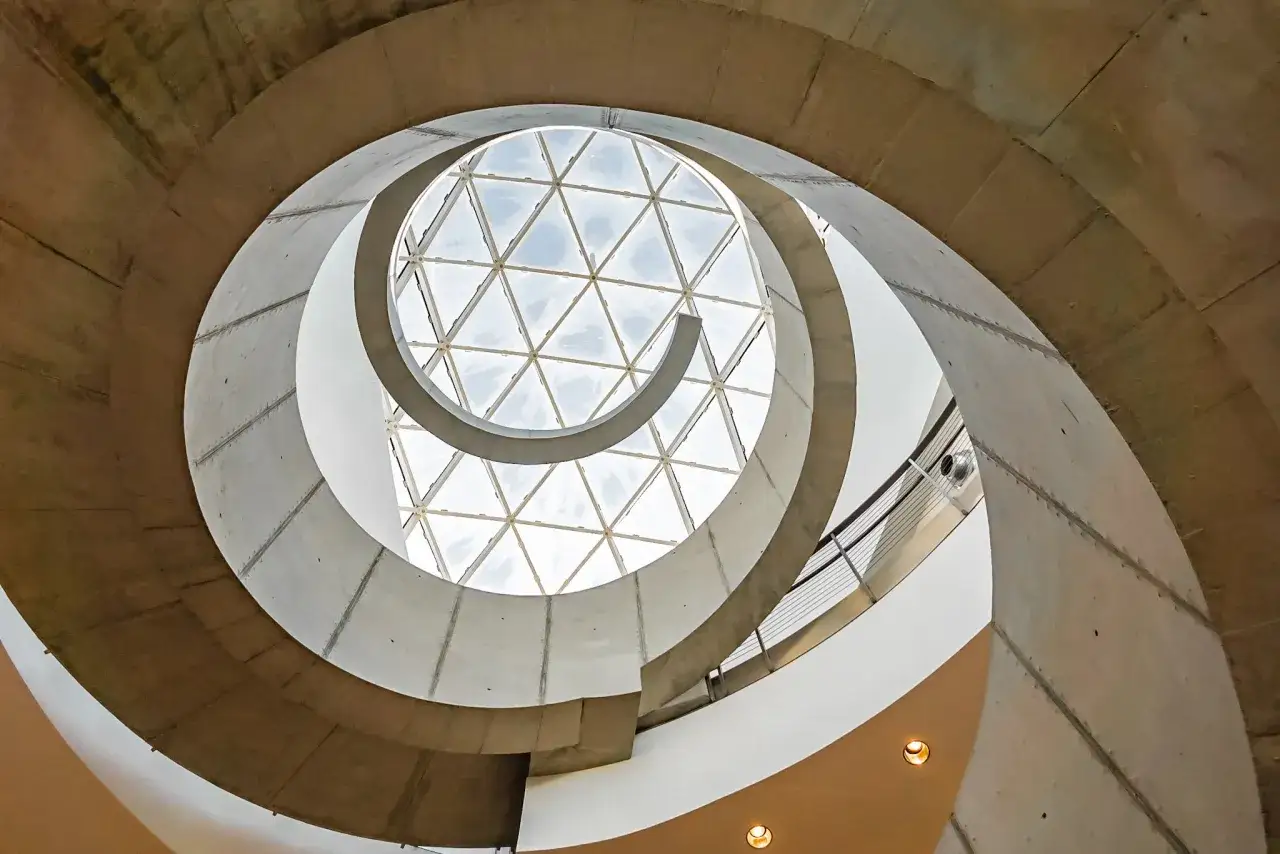 Spiralne schody i kopuła tworzą piękny ciąg Fibonacciego w architekturze.
