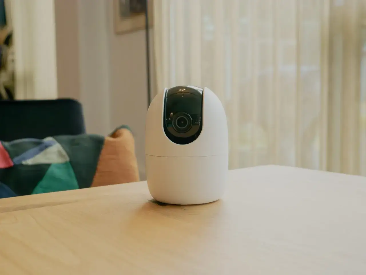Cam&eacute;ra de surveillance blanche sur une table en bois. La l&eacute;gislation sur la cam&eacute;ra de surveillance est une pr&eacute;occupation croissante.