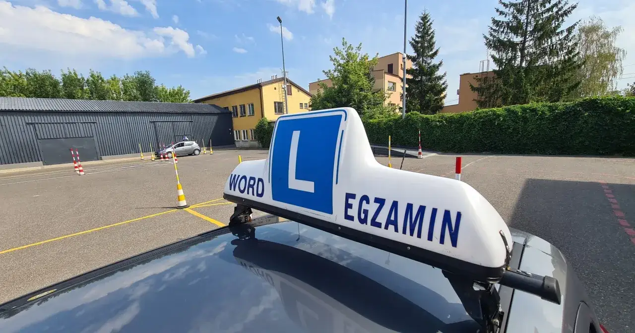 Na dachu samochodu WORD Egzamin widnieje litera 