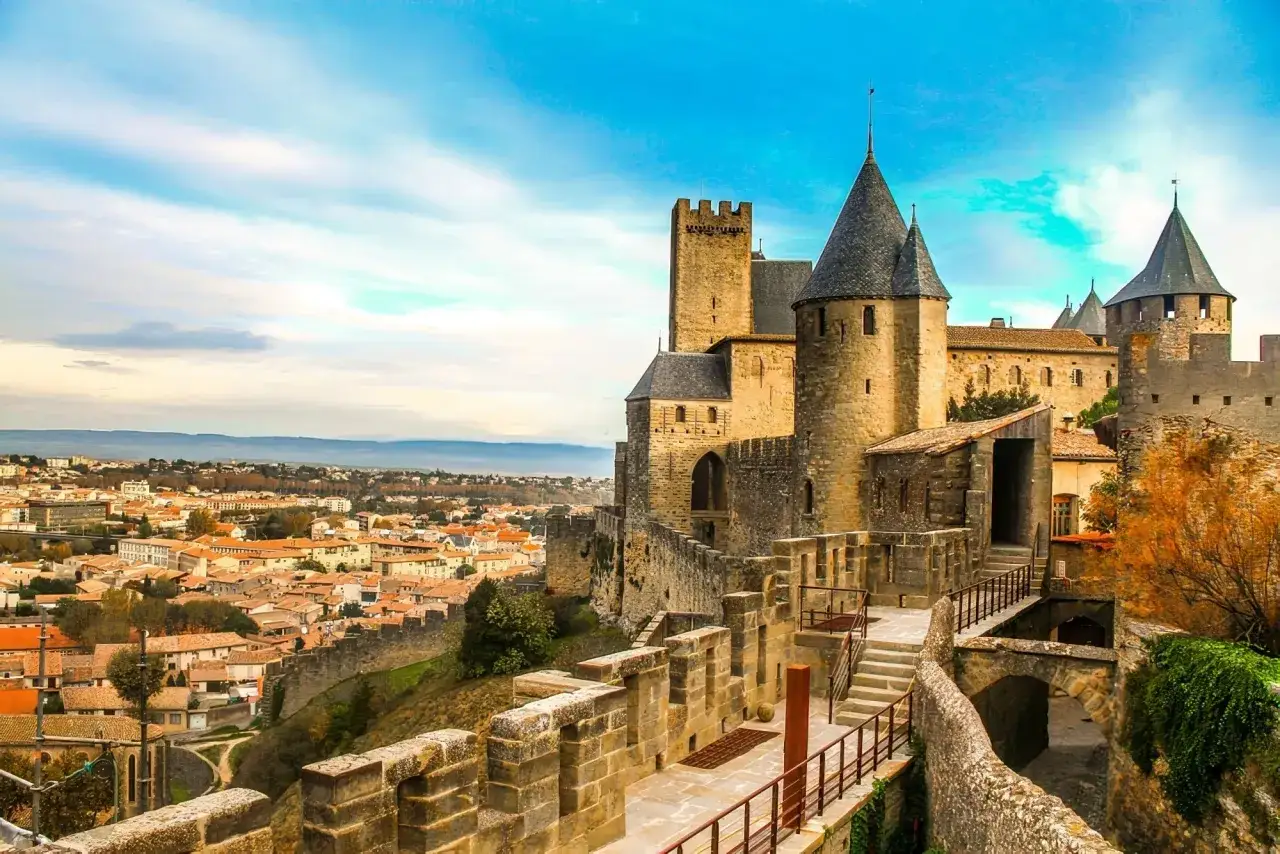 La cit&eacute; m&eacute;di&eacute;vale de Carcassonne, le plus beau ch&acirc;teau de France, se dresse fi&egrave;rement sous un ciel bleu.
