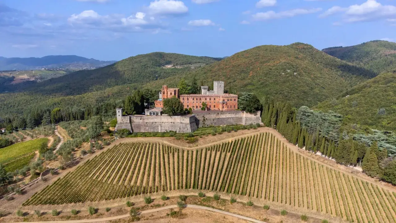 Majestatyczne Castello del Trebbio w Toskanii, otoczone winnicami i wzgórzami.