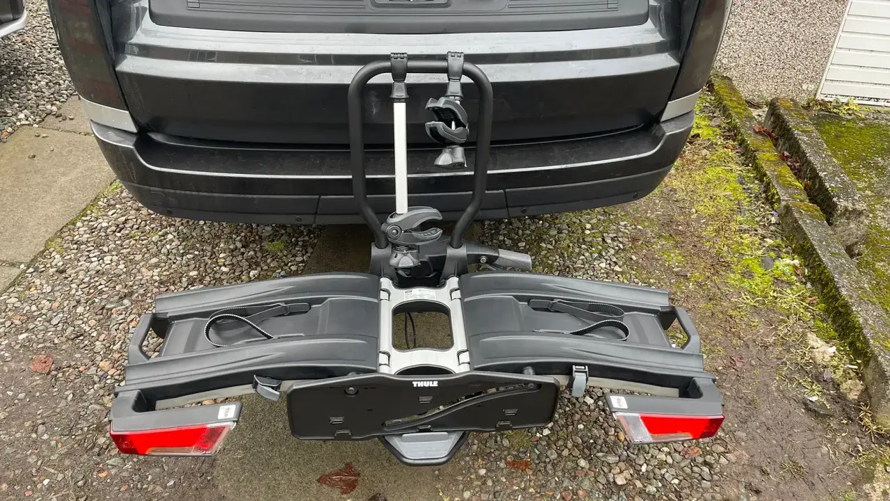 Thule EasyFold XT 2 Fahrradträger am Heck eines Autos. Mögliche Probleme mit der Montage oder dem Zustand sind sichtbar.