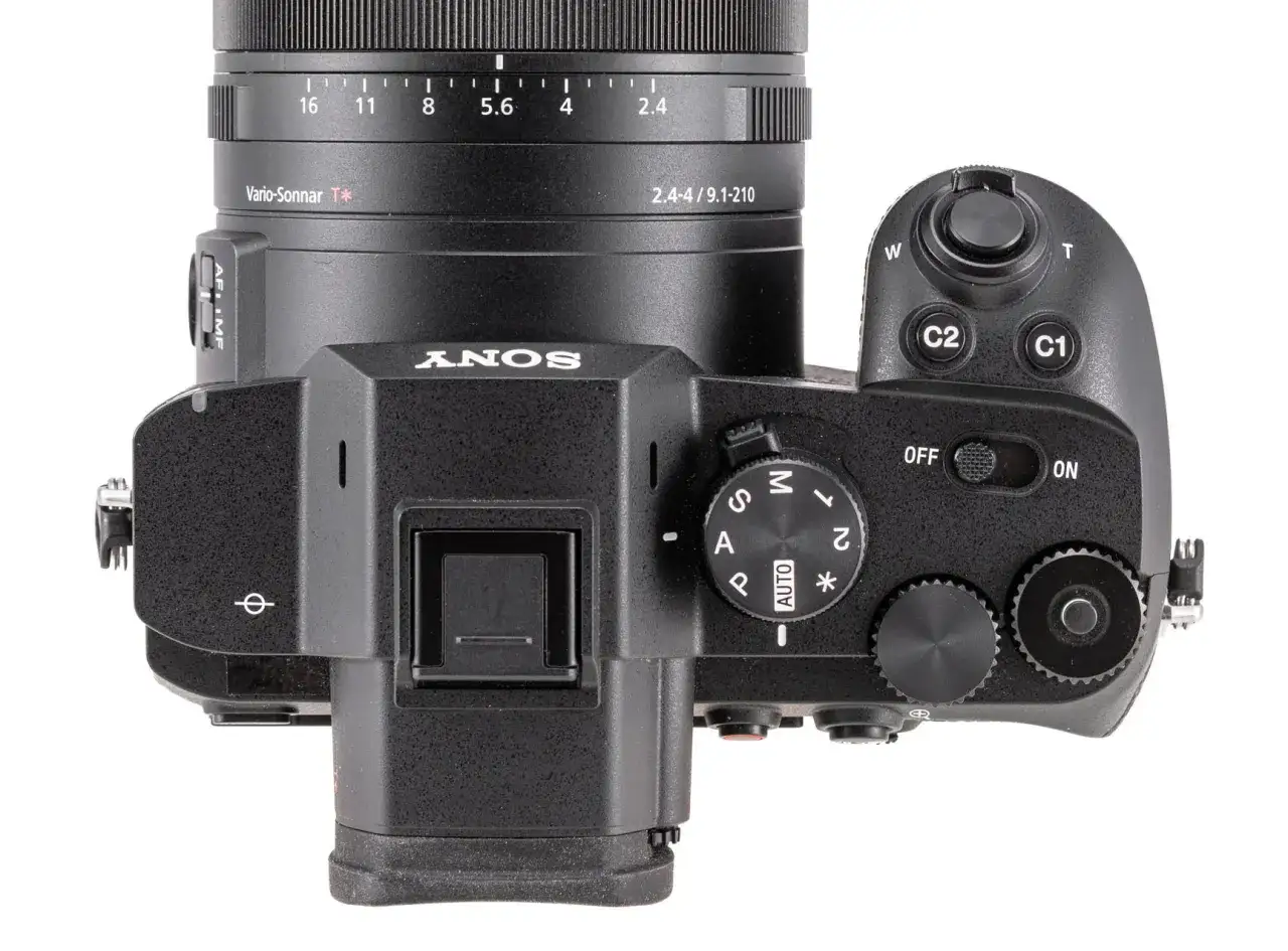Czarne bezlusterkowce Sony z obiektywem Vario-Sonnar T*. Widok z góry na pokrętła i przyciski.