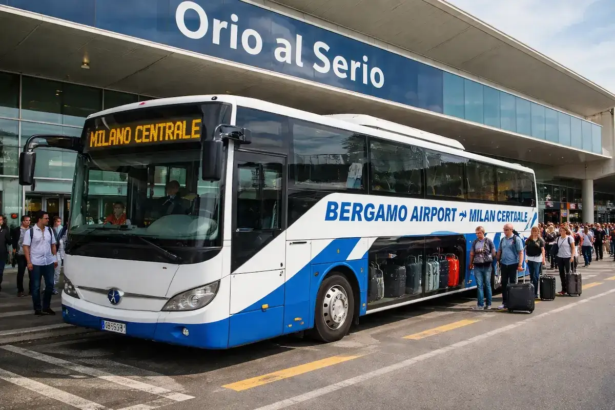 Autobus z lotniska Bergamo do centrum Mediolanu, z pasażerami i bagażami.