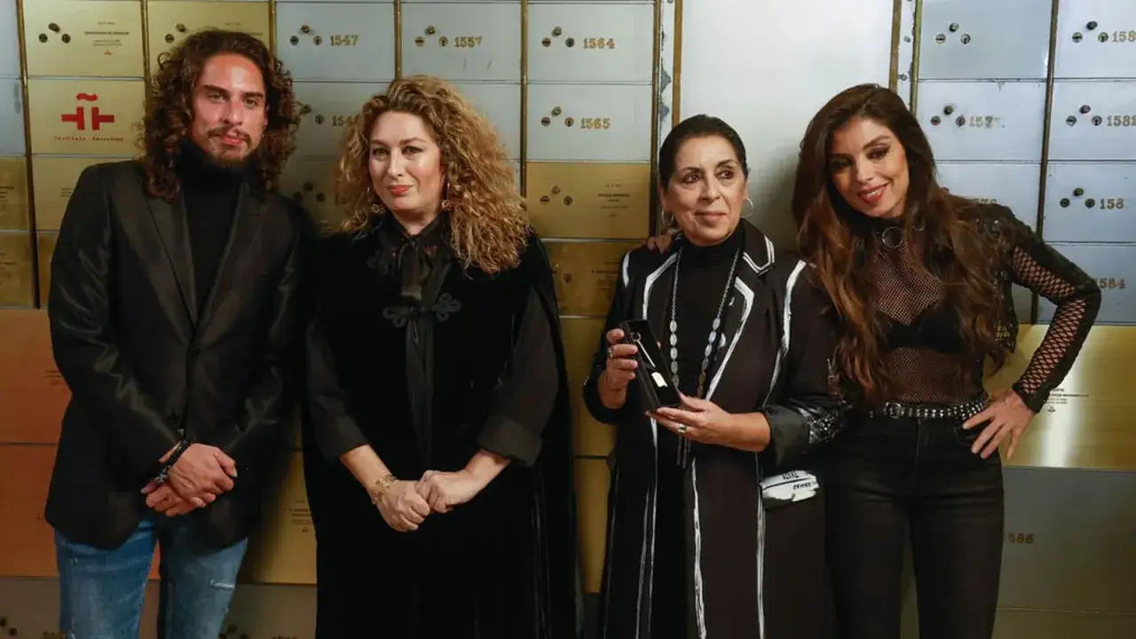 Los hijos de Enrique Morente, Estrella, Sole&aacute; y Kiki, posan juntos.