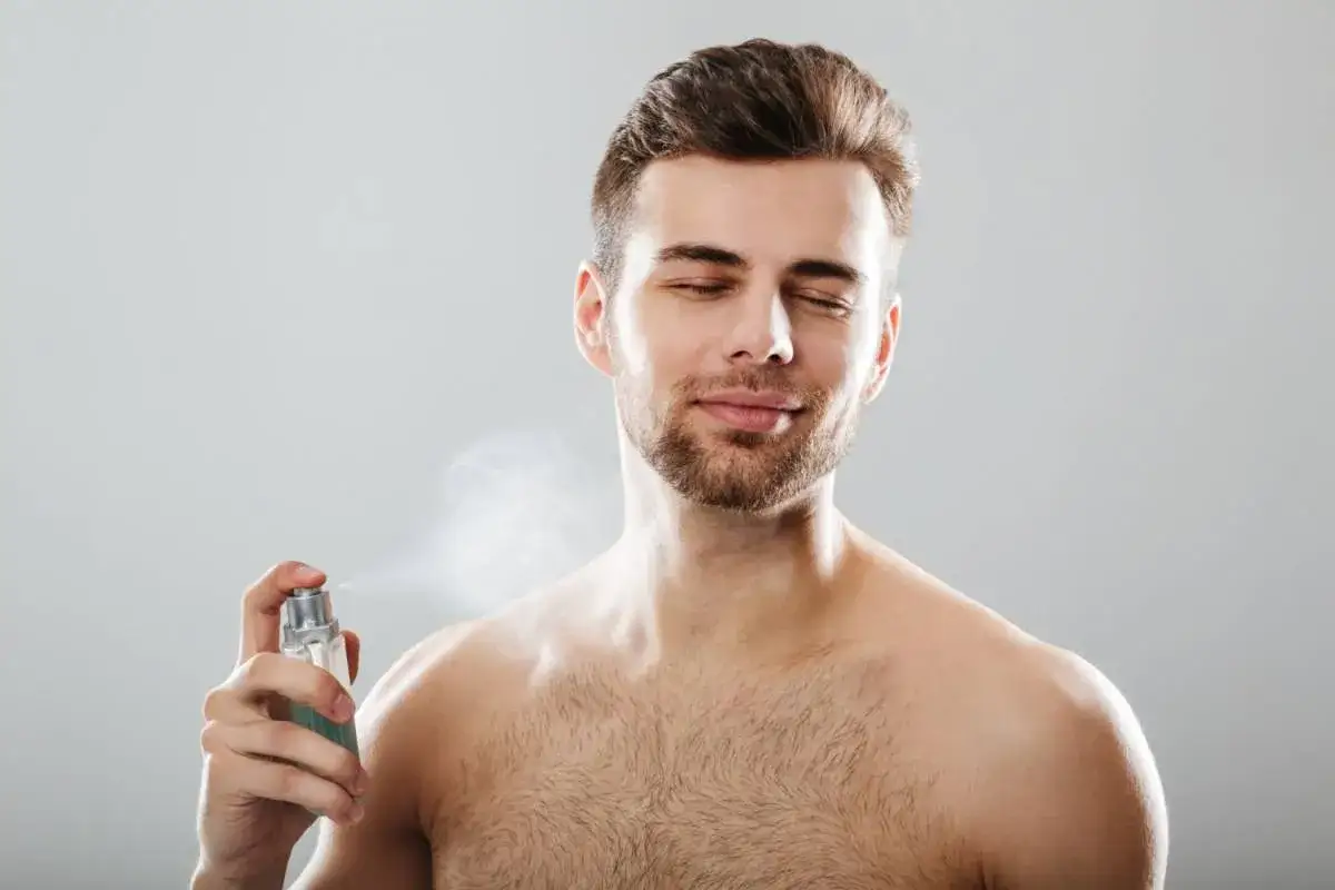 mężczyzna dobiera perfumy do okazji