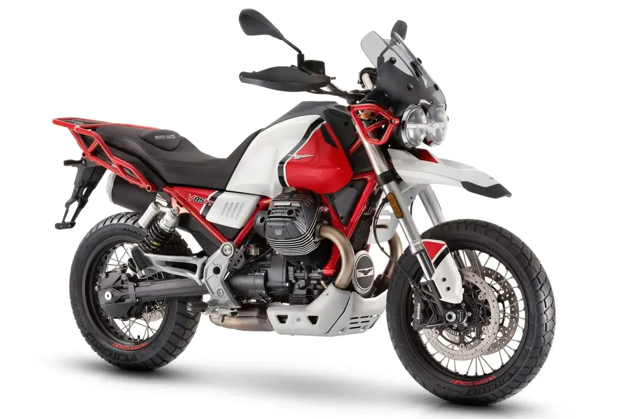 Moto Guzzi V85 TT lista para la aventura, con su distintivo motor V-twin y diseño robusto.