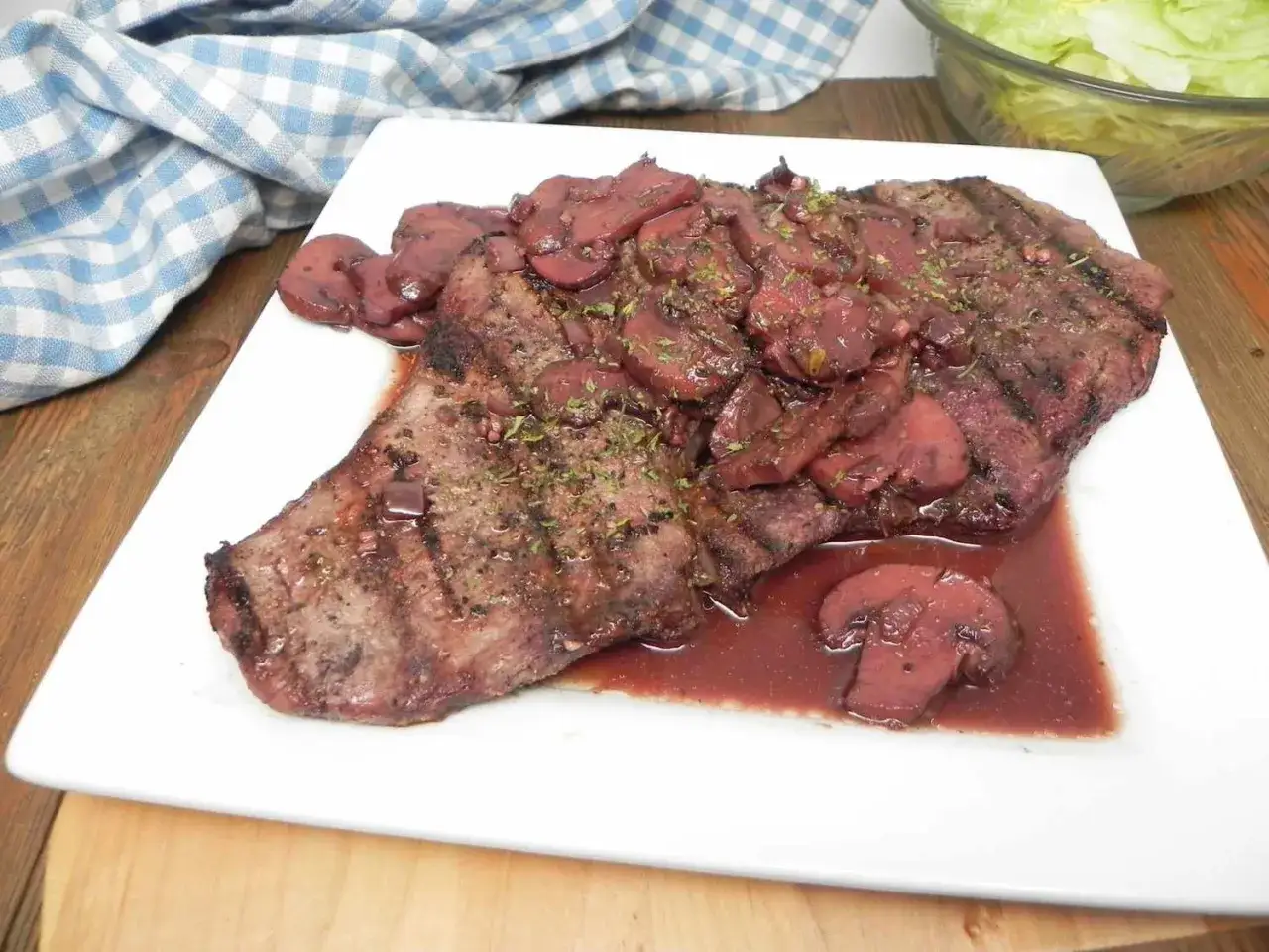 Gebratenes Steak mit Pilzen in Rotweinsauce. Ein k&ouml;stliches Gericht, das zeigt, wie gut **kochen mit Alkohol** gelingt.