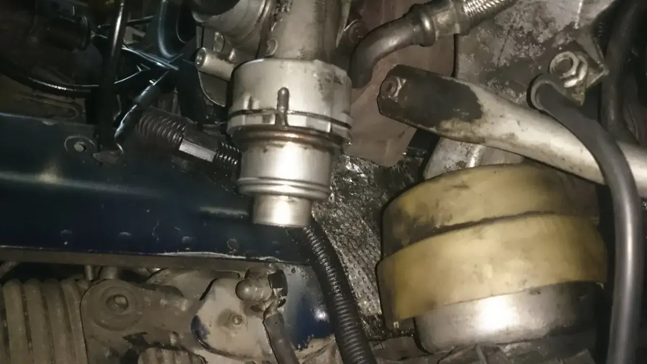 Zawór upustowy turbosprężarki w Audi, potencjalna przyczyna błędu DTC P0171 (zbyt uboga mieszanka).