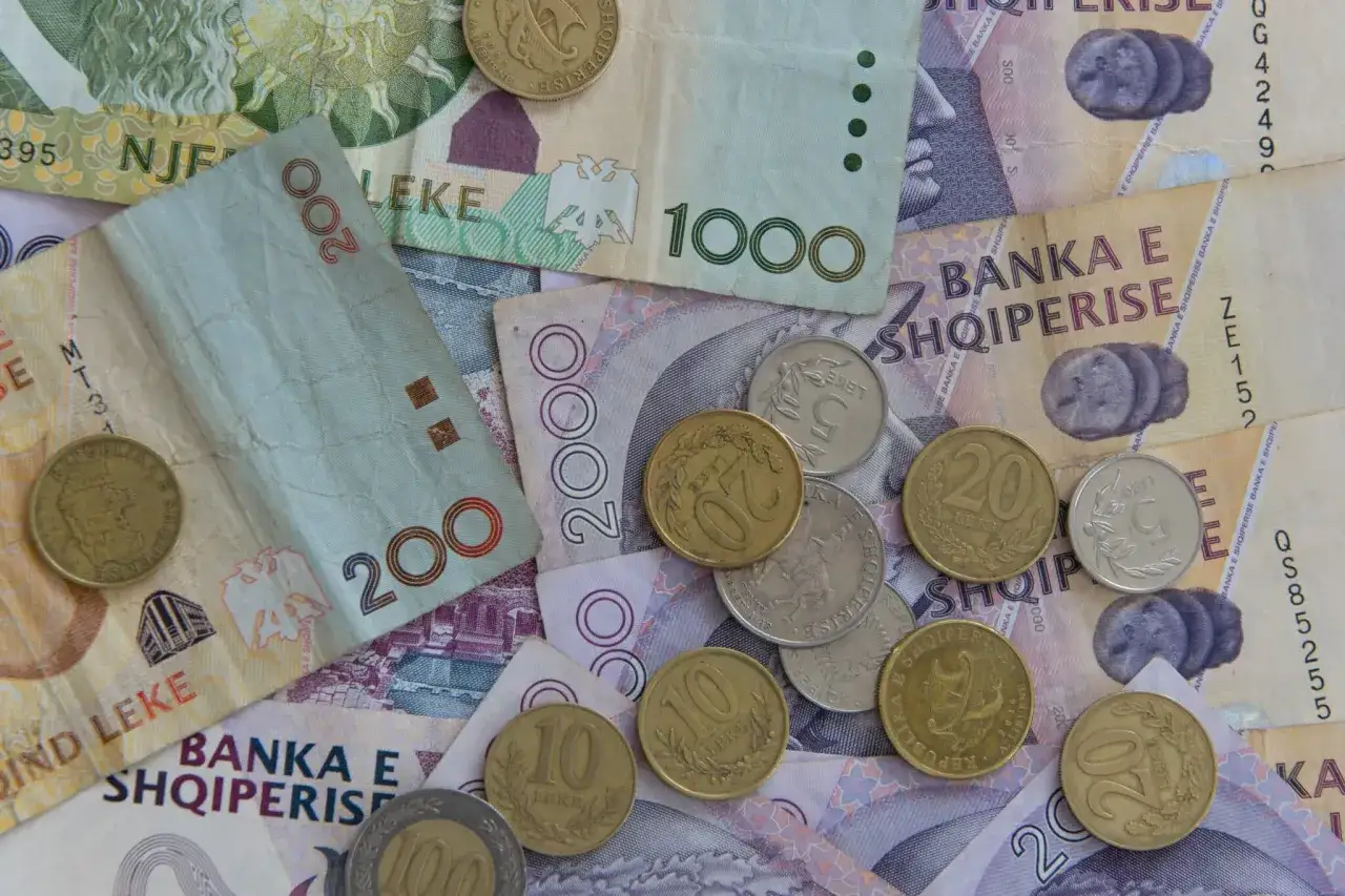 Albania waluta: banknoty 200, 1000, 2000 lek i monety 5, 10, 20 lek.