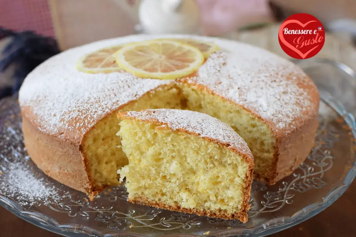 Torta 12 cucchiai soffice e profumata, decorata con zucchero a velo e fettine di limone. Perfetta per ogni occasione.