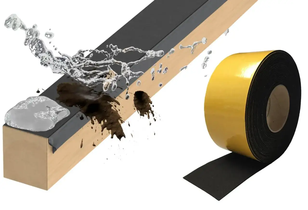Bande adh&eacute;sive pour protection poutre bois ext&eacute;rieur. L'eau et la boue &eacute;claboussent sur une poutre en bois recouverte d'une bande noire.