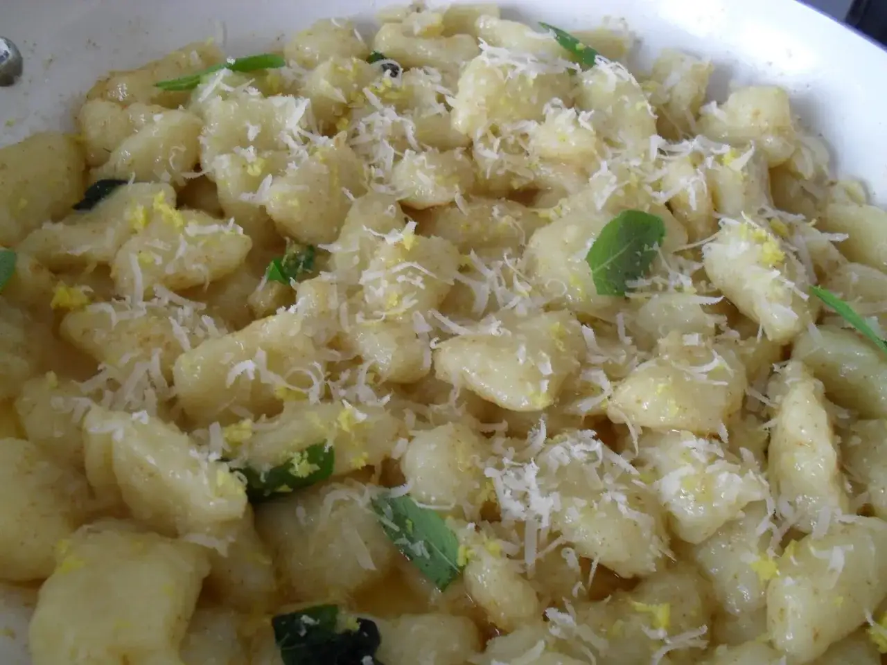Gnocchi z masłem i szałwią przepis. Delikatne kluseczki okraszone masłem, świeżą szałwią i parmezanem.