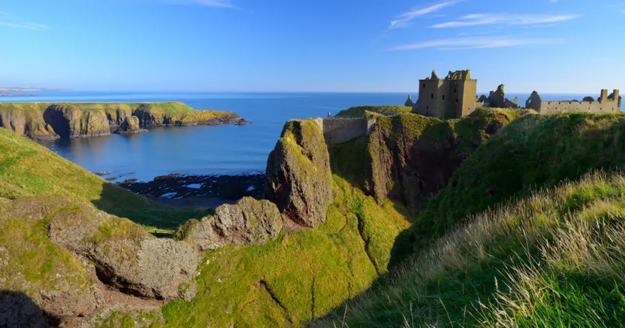 Ruiny zamku Dunnottar na klifie nad morzem. Niezwykłe miejsce, kt&oacute;re warto zobaczyć w Szkocji.