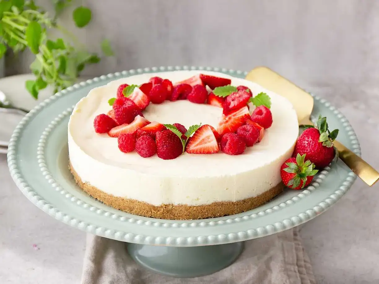 Kr&auml;mig cheesecake med f&auml;rska b&auml;r, perfekt f&ouml;r ett somrigt cheesecake recept.