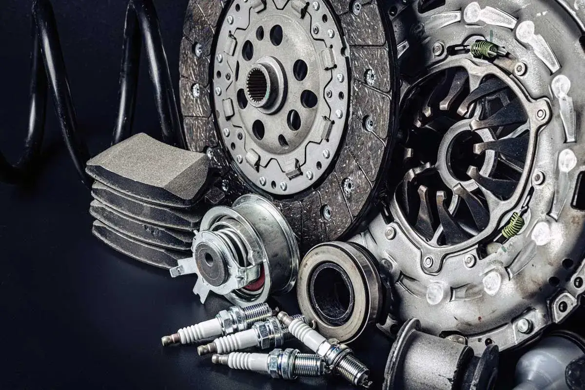 Kupplungssatz, Bremsbeläge, Zündkerzen und Feder – alles für den Aftermarket.