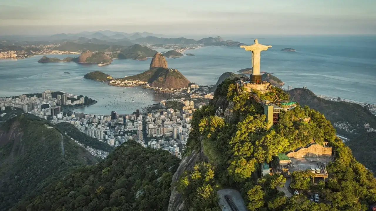 Der Cristo Redentor, das Wahrzeichen von Jesus Rio, thront über der Stadt und dem Meer.
